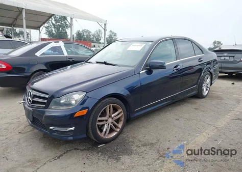 2014 Mercedes-Benz C-Class C 250 Sport z USA, uszkodzony, nr VIN WDDGF4HB8EG214183